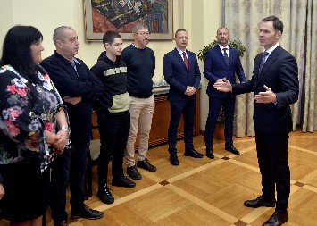 "NASTAVLJAMO I SLEDEĆE GODINE"  Ministar Mali potpisao ugovore sa dobitnicima stanova u nagradnoj igri "Uzmi račun i pobedi"