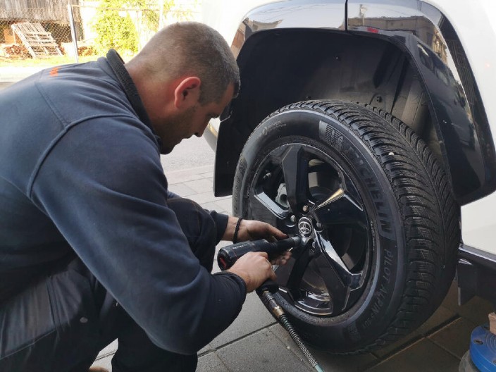 SAVETI STRUČNJAKA ZA NEPREDVIĐENE SITUACIJE U VOŽNJI Zabijte ekser u probušenu gumu dok ne stignete do vulkanizera