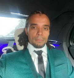 KAŽU DA JE ON NOVI DEČKO ANĐELINE DŽOLI, A SAD JE OTKRIVENA PRAVA ISTINA  Oglasio se i on, nagađanjima je došao kraj