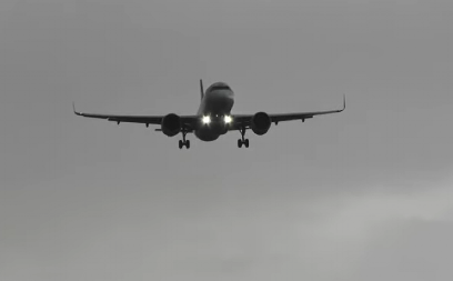 DRAMA NA NEBU! Boing sleteo bez JEDNOG dela aviona, putnici evakuisani! (VIDEO)