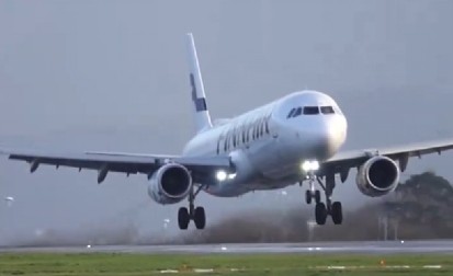 ZAŽELELA ŽIVOT U RUŽIČASTOM, PA POŠLA ZA PARIZ BEZ KARTE! Slepi putnik pronađen u toaletu aviona