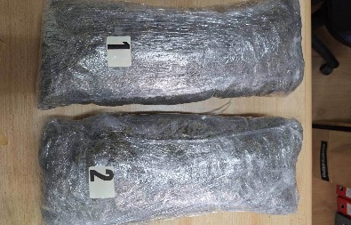 KOD DEDE SKORO KILO TRAVE Valjevska policija je u gepeku Lj. Ž. (71) iz Beograda pronašla narkotike