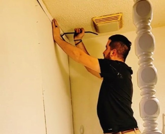 REŠILI DA SRUŠE ZID, PA OTKRILI TAJNU PROSTORIJU Kada su videli šta je unutra, umalo se onesvestili od šoka! (VIDEO)