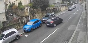 MAJKO MILA, DA LI JE OVA ŽENA NORMALNA? Pokušala da zaustavi vozilo pa zamalo da izgubi glavu - NAZAD U AUTO ŠKOLU! (VIDEO)