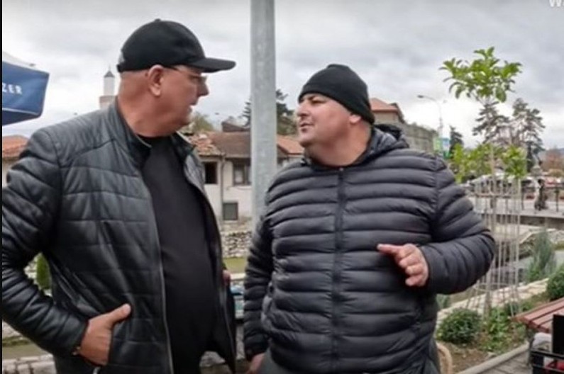 "IMAM DVE ŽENE, JEDNOJ PLAĆAM STAN, A DRUGOJ TELEFON I GARDEROBU" Urnebesan snimak uličnog prodavca iz Novog Pazara