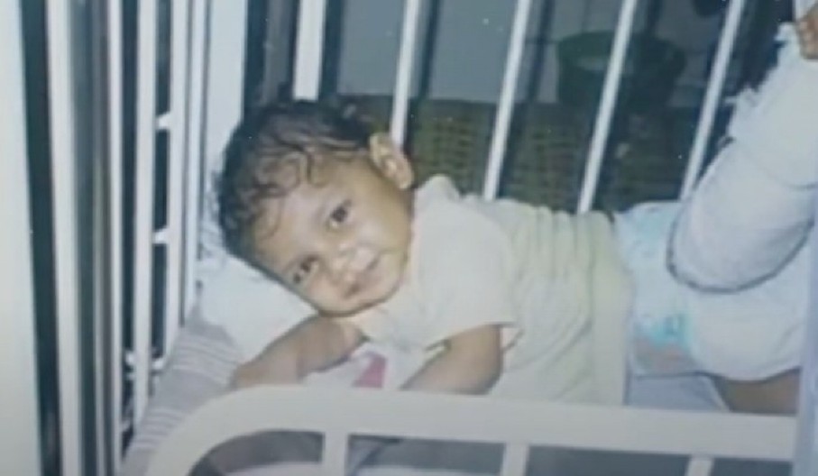 PRONAŠLI JE KAO BEBU NA HLADNOM I PRLJAVOM PODU KUĆE Majka je ostavila da umre od gladi, mnogo godina kasnije desio se preokret!