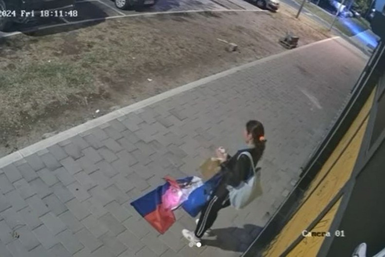 OSUĐENA NOVOSAĐANKA ZA SKANDALOZAN ČIN: Bacila, gazila i zapalila srpsku zastavu! Evo koliku kaznu je dobila!