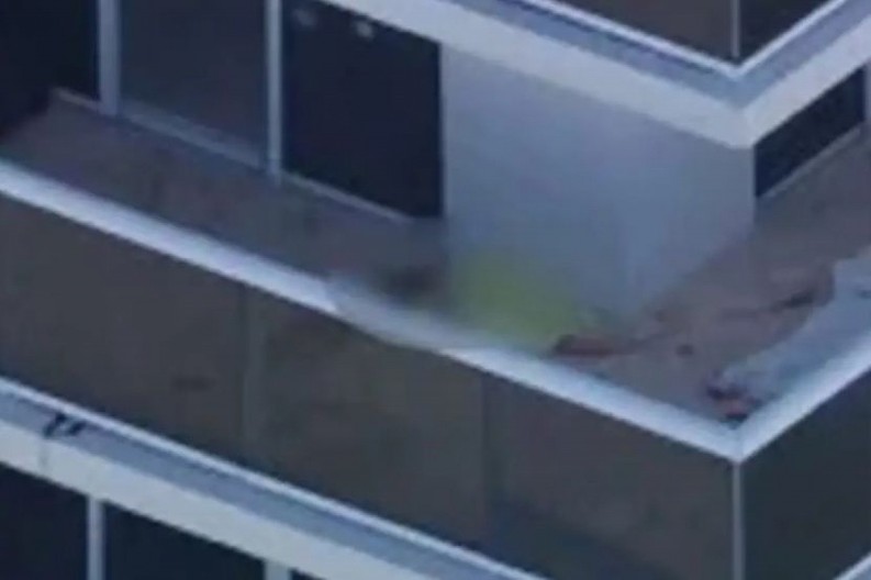 NA OVOJ TERASI JE MANEKENKA SABRINA UBILA MUŽA ALBANCA IZ PEĆI, PA SEBI PRESUDILA:  Kamera zabeležila krvavi pir (FOTO)