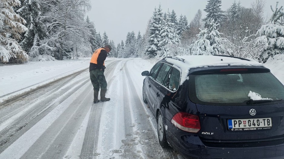 OPŠTA HAVARIJA NA KADINJAČI Sneg napravio KOLAPS, oštećen i jedan autobus! IMA PREPREČENIH KAMIONA (VIDEO)