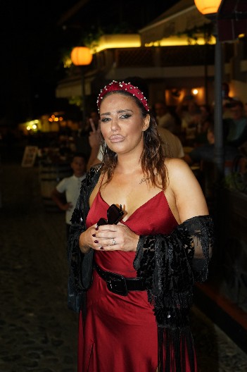 ANA NIKOLIĆ POKAZALA GOLE GRUDI Skandalozno ponašanje pevačice, urnisali je na mrežama! (FOTO)