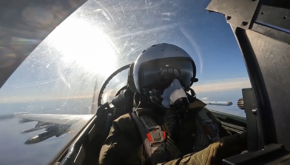 SNIMAK AKCIJE IZ UGLA RUSKOG PILOTA Pljušte bombe po Kursku, Su-35S pokriva helikoptere i jurišne bombardere (VIDEO)