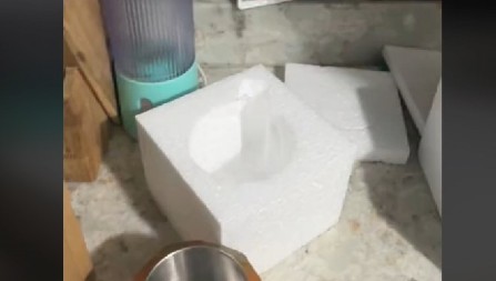 ŽENA JE KUPILA ŠOLJE PREKO INTERNETA, I TO ZA POKLON Kada je otvorila paket, samo što se nije šlogirala!