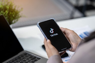 DEVOJKA SLOMILA ZGLOB ZBOG TIKTOK IZAZOVA Leteći Supermen zaludeo tinejdžere u Srbiji