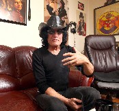 ODSEČENA MI JE NOGA DO IZNAD KOLENA Milić Vukašinović za Alo! otkrio detalje operacije: Osećao sam nesnosne bolove!