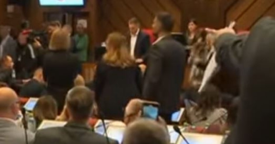 "NEĆEMO UČESTVOVATI U CIRKUSU LEŠINARA I NASILNIKA" Većina poslanika u Novom Sadu nastavlja rad uprkos haosu u režiji opozicije