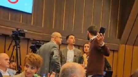 KRENULE MEĐUSOBNE SVAĐE OPOZICIJE Podžapali se u novosadskoj Skupštini (VIDEO)