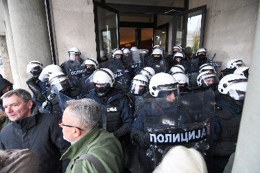 Opozicioni ekstremisti razvalili vrata i upali u Skupštinu Novog Sada (VIDEO)