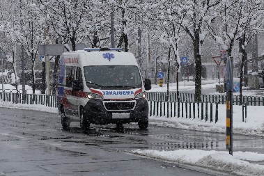 TROJICA MUŠKARACA KRVNIČKI PRETUKLA MLADIĆA ZBOG JEDNE REČENICE Zaskočili ga i isekli staklenom flašom po glavi