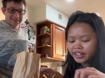 ''LJUDI MI GOVORE DA SAM KUPIO SOBARICU'' Preleteo pola sveta zbog žene sa interneta, kad čujete koliko para je potrošio na nju, zanemećete od šoka! (VIDEO)