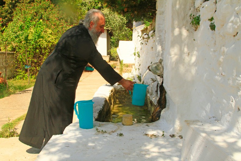 TAJNA ISHRANA MONAHA SA SVETE GORE KOJA ČUVA ZDRAVLJE Tri posne namirnice su na trpezi obavezne, a pre svakog obroka se mole!