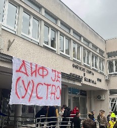 ISTAKLI SLOVO "U"! Najnovija provokacija đilasovaca zgrozila Srbiju (FOTO)