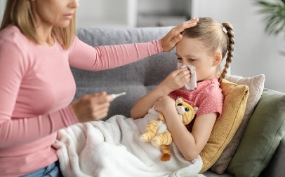 "MAJKA JE DETE NAMAZALA SENFOM I UMOTALA U NOVINE! Pedijatar upozorava koje narodne lekove NIKAKO ne smemo da koristimo