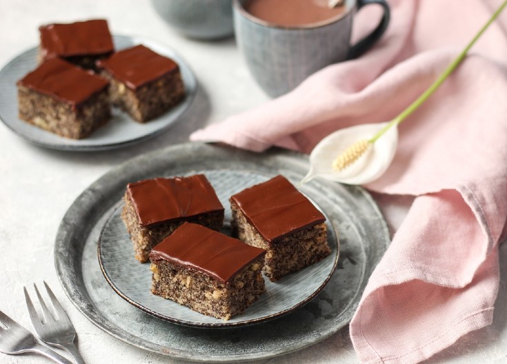 SOČNI KOLAČ SA MAKOM I JABUKAMA Desert ukusa koji se pamti, a priprema je tako jednostavna