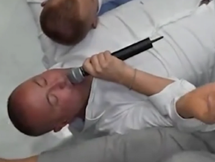 ĐANI SE SRUŠIO NA NASTUPU! Isplivao šokantan snimak, okupljeni ne znaju šta ih je snašlo! (VIDEO)