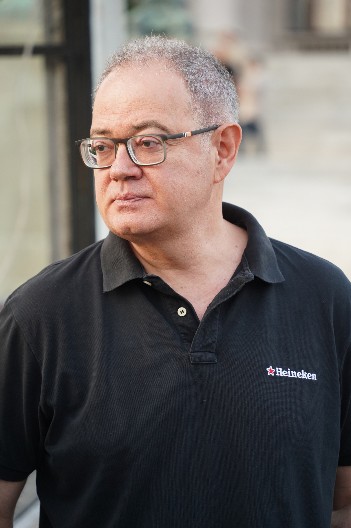 ĐILASOV LUTOVAC: Šta će nam ćirilica u bibliotekama?