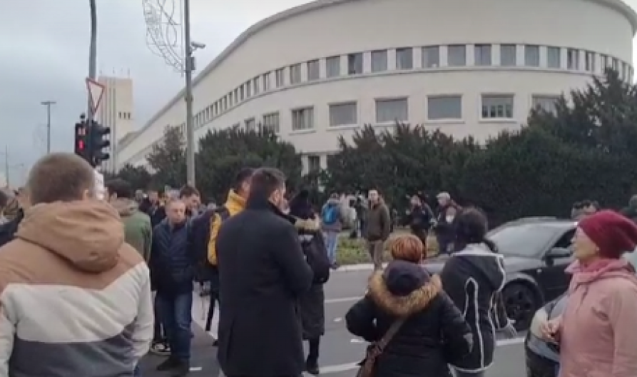 OPOZICIJA PONOVO IZAZIVA SVAĐE SA GRAĐANIMA Marinika predvodi protest, prave haos u Novom Sadu (VIDEO)