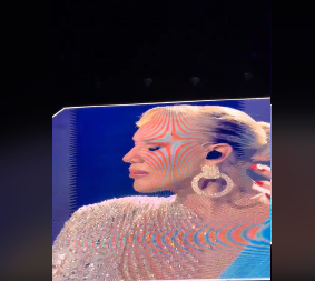 LEPA BRENA SE SLOMILA NA SCENI Pevačica roni suze pred punom Arenom, ovo je najemotivniji trenutak sa koncerta (VIDEO)