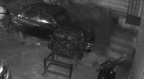 ŠOKANTAN TRENUTAK UHVAĆEN KAMEROM Nepoznati svetleći objekat iz sve snage UDARA muškarca, prolaznici zaprepašćeni prizorom!