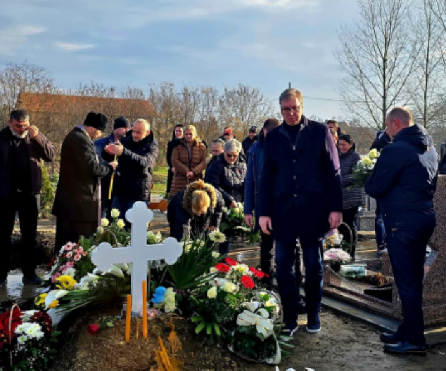 POSTARAĆU SE DA NIKAD NE BUDU ZABORAVLJENI I DA PRAVDA BUDE ZADOVOLJENA! Predsednik Vučić posetio porodice nastradalih u tragediji u Novom Sadu (FOTO)