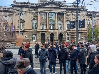 NASTAVLJA SE MALTRETIRANJE BEOGRAĐANA: Lutovac glumi studenta ETF-a nasred Bulevara (FOTO)