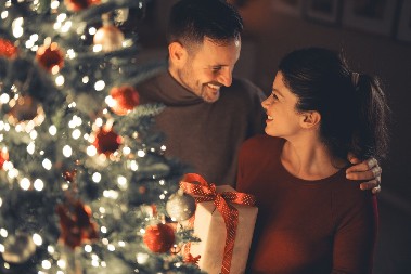 5 ZNAKOVA KOJI ĆE NAĆI LJUBAV ZA PRAZNIKE Jedni će sresti srodnu dušu u redu za kuvano vino, drugi kod prijatelja, a jedan znak čeka brak!