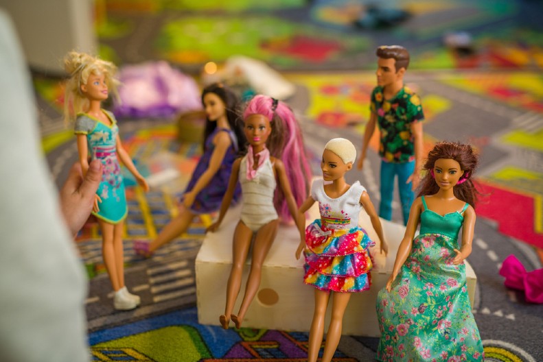 ŠOKANTNA GREŠKA S BARBIKOM, KAKO SU MOGLI OVO DA PODVALE DECI? Kupili su je za ćerku, a onda su otkrili jeziv natpis na kutiji! (VIDEO)