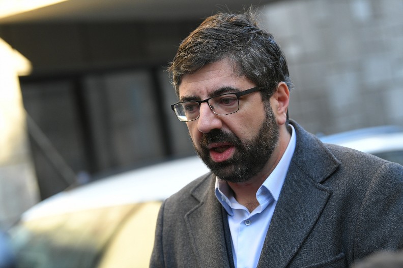 LICEMERNI RADOMIR LAZOVIĆ Druge gura u proteste i blokade, a sam uhvatio maglu