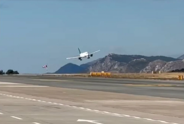 PUTNIK POKUŠAO DA PREUSMERI AVION KA SAD Drama na letu iz Meksika, policija ga uhapsila pred decom