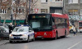 SKANDALOZNO NASILJE! Maloletnici divljali po autobusu, pa pretukli vozača na Banovom brdu!