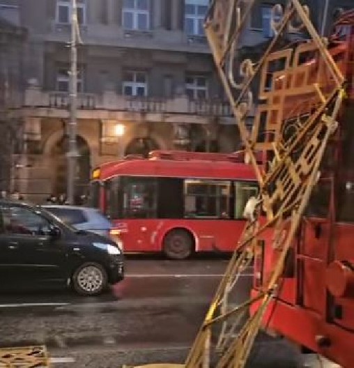PALA NOVOGODIŠNJA RASVETA! Karambol u Kneza Miloša! (VIDEO)