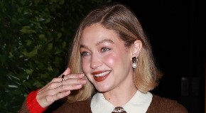 NAJLEPŠA KOMBINACIJA ZA SEZONU PROSLAVA Điđi Hadid iskombinovala fenomenalan džemper i prsluk, a tek kada vidite njenu suknju!