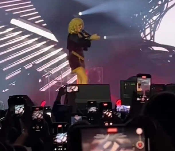 SNIMLJEN TRENUTAK KADA JE LEPA BRENA SLOMILA NOGU! Kamerman propao kroz lift i pao na pevačicu (VIDEO)