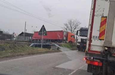 KAMION ZAGLAVLJEN NASRED PRUGE KOD VALJEVA! Meštani besni: Ovo nije prvi put, navigacija vozače često navodi na ovaj pravac