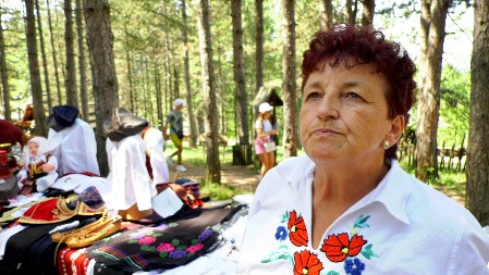 MILKA NOSI ČITAVO DOMAĆINSTVO NA SVOJIM LEĐIMA! Prava srpska domaćica - radi teške poljoprivredne poslove, ali i veze i šije!