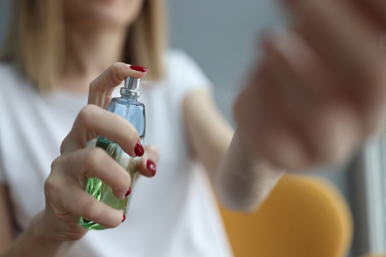 OPREZNO SA PARFEMIMA Mnogi sadrže hemikaliju koja može biti štetna po zdravlje, a nalazi se i proizvodu koji svakodnevno koristimo