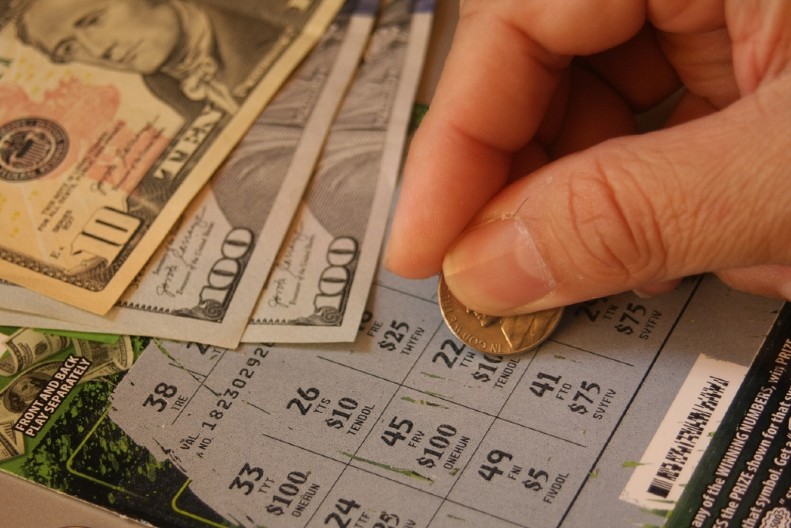 DEDA KRENUO NA ROĐENDAN, NE SLUTEĆI DA ĆE MU SE ŽIVOT PROMENITI IZ KORENA Zaustavio se u prodavnici, pa postao bogatiji za pola miliona!