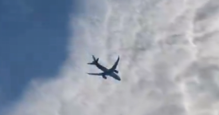 SRUŠIO SE AVION Pri padu udario u tri automobila, stanje putnika nije poznato