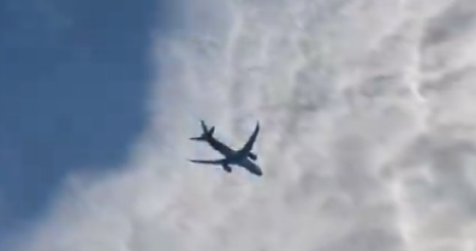 SRUŠIO SE AVION Pri padu udario u tri automobila, stanje putnika nije poznato