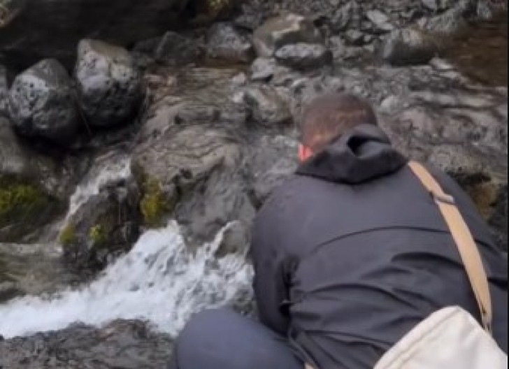 PILI VODU SA PLANINSKOG IZVORA, A ONDA SU PRIMETILI DA NEŠTO PLUTA Ovako nešto nisu očekivali ni u snu, ali sada je kasno! (VIDEO)