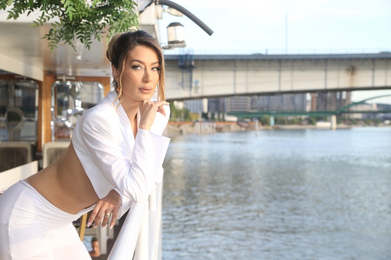 KAD SAM NA ŠTIKLAMA, ONDA IMAM DVA METRA Evo koliko je zapravo visoka Tea Tairović